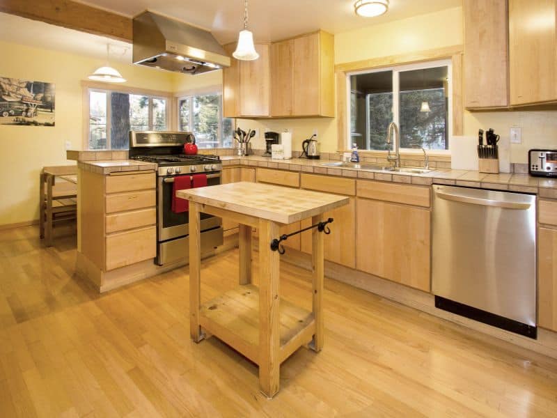 mammoth lodging kitchen area