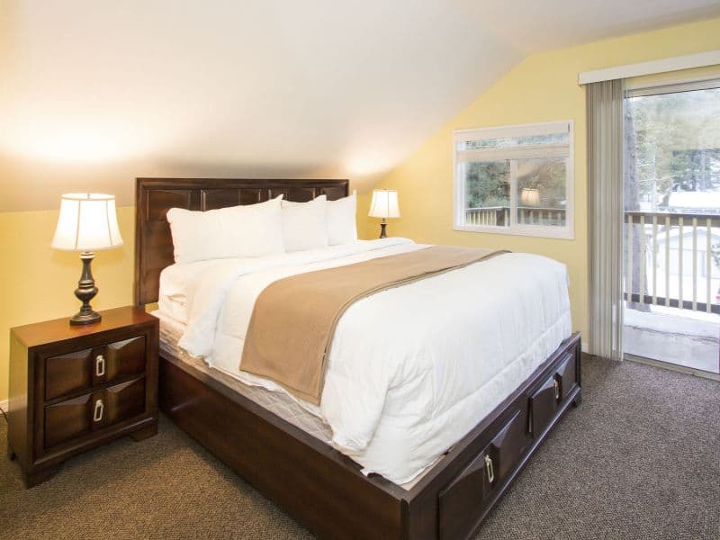 queen bed in hotel bedroom