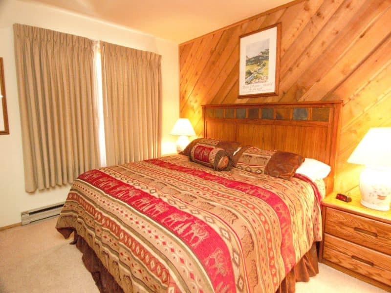 bedroom with queen bed