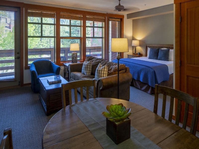 mammoth hotel bedroom